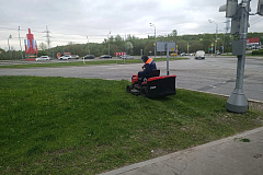 Ведутся плановые работы по окосу газонов и придорожных территорий.